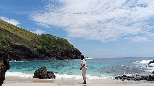 Pengunjung sedang menikmati keindahan alam pantai Beta yang berlokasi di Mauloo Kecamatan Paga. Foto : Athy Meaq