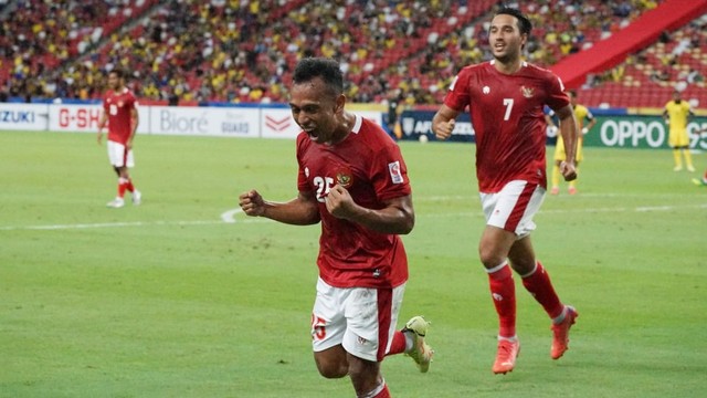 Selebrasi pemain Timnas Indonesia Irfan Jaya usai mencetak gol ke gawang Timnas Malaysia pada pertandingan Piala AFF di Stadion Nasional, Singapura.
 Foto: PSSI