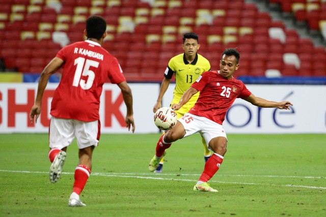 Pemain Timnas Indonesia Irfan Jaya berebut bola dengan pemain Timnas Malaysia pada pertandingan Piala AFF di Stadion Nasional, Singapura.
 Foto: Suhaimi Abdullah/NurPhoto/via REUTERS