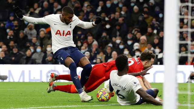 Pemain Tottenham Hotspur Davinson Sanchez dan Emerson Royal berebut bola dengan pemain Liverpool Diogo Jota pada pertandingan lanjutan Liga Inggris di Stadion Tottenham Hotspur, London Inggris. Foto: David Klein/REUTERS