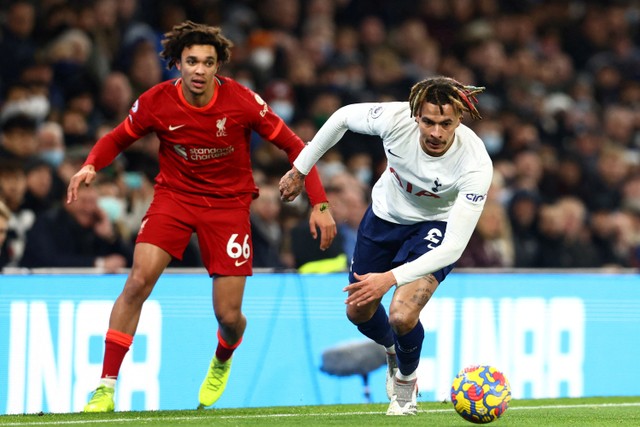 Pemain Tottenham Hotspur Dele Alli berebut bola dengan pemain Liverpool Trent Alexander-Arnold pada pertandingan lanjutan Liga Inggris di Stadion Tottenham Hotspur, London Inggris. Foto: David Klein/REUTERS