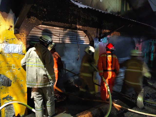 Kebakaran melanda dua rumah di kawasan Ciracas, Jakarta Timur. Foto: Dok. Istimewa