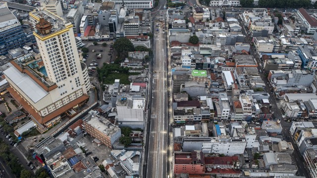 Foto udara pembangunan proyek MRT Fase 2 segmen CP203 Glodok - Kota di Kawasan Glodok, Jakarta. Foto: ANTARA FOTO/Galih Pradipta