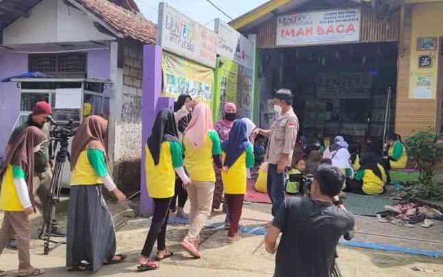 Kisah pejuang literasi Taman Bacaan Lentera Pustaka dingkat "People of the Yaer" RTV