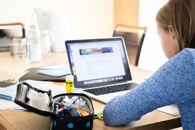 Mahasiswi sedang kuliah secara daring. Foto: https://pixabay.com/id/photos/gadis-laptop-perlengkapan-sekolah-5662435/