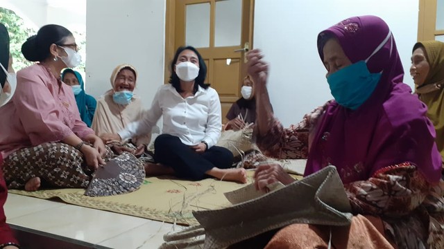 Menteri Pemberdayaan Perempuan dan Anak (PPA), Bintang Puspayoga (baju putih) bersama istri wakil Gubernur DIY, Gustri Bendara Raden Ayu (BRay) Pakualam IX, saat mengunjungi sentra anyaman daun pandan di Bantul. Foto: Erfanto/Tugu Jogja