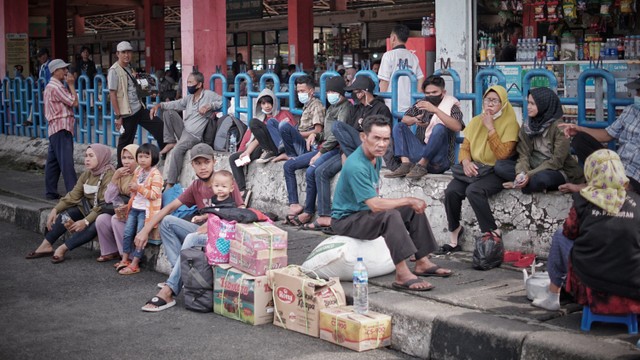 Calon penumpang menunggu keberangkatan bus menuju daerah-daerah di Pulau Sumatera di Terminal bus Kampung Rambutan, Senin (20/12/2021). Foto: Jamal Ramadhan/kumparan