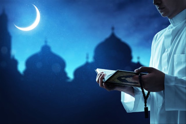 Membaca Alquran. Foto: Adobe Stock