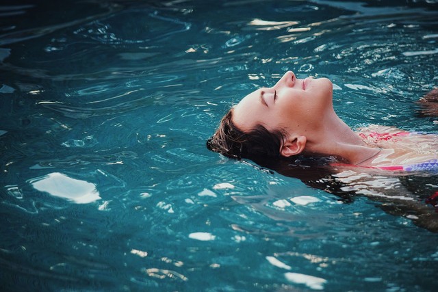 Ilustrasi ibu hamil berenang. Foto: Pixabay/Pexels