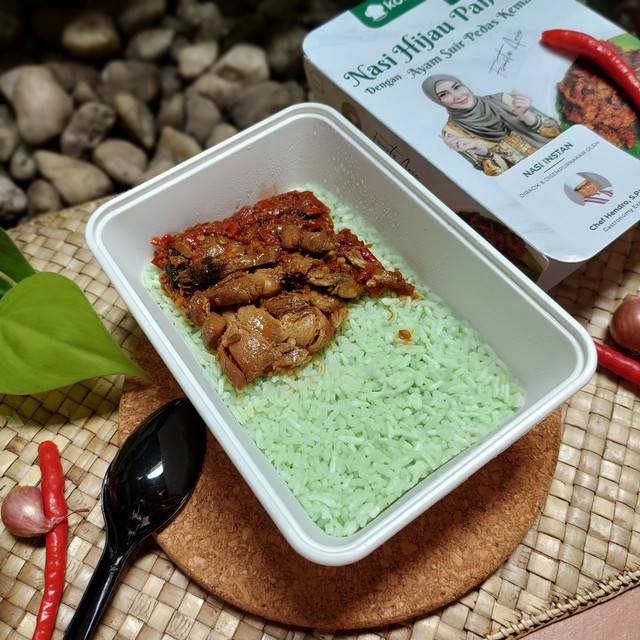 Varian nasi hijau pandan dengan ayam suir pedas kemangi ala Kokikit  Foto: Azalia Amadea/Kumparan