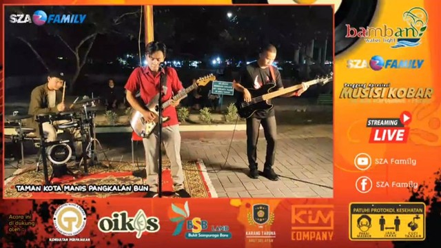 Penampilan Personel Kobar Blues Trio, Aviv (gitar, vokal), Gustian (bass) dan Anton (drum) sukses memicu animo penonton saat tampil di Taman Kota Manis Pangkalan Bun. Foto: IST/InfoPBUN