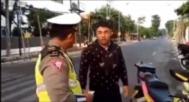 Polantas Tilang Pemotor Pengawal Ambulans Tuai Pro Kontra (216262)