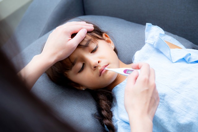 Ilustrasi serangan demam pada anak di musim penghujan. Foto: Shutterstock
