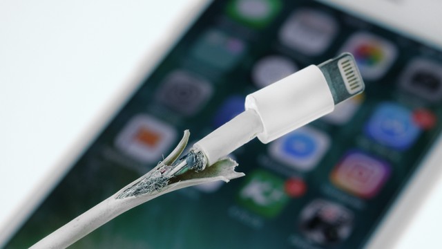Ilustrasi kabel charger iPhone rusak. Foto: Shutterstock