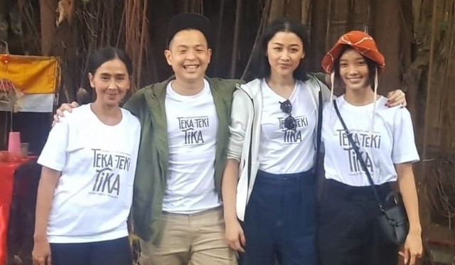 Ayu Laksmi (ujung kiri) bersama Ernest Prakarsa, Jenny Zhang dan Tansri Kemala saat mempromosikan fil 'Teka-teki Tia' di Denpasar, Bali - ROB