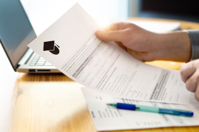 Persiapkan seluruh dokumen yang diperlukan sejak jauh hari sebelum keberangkatan. Foto: Shutterstock
