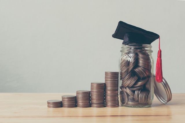 Hitung biaya yang untuk keperluan sekolah, tiket pesawat, tempat tinggal, dan biaya untuk memenuhi kebutuhan sehari-hari. Foto: Shutterstock