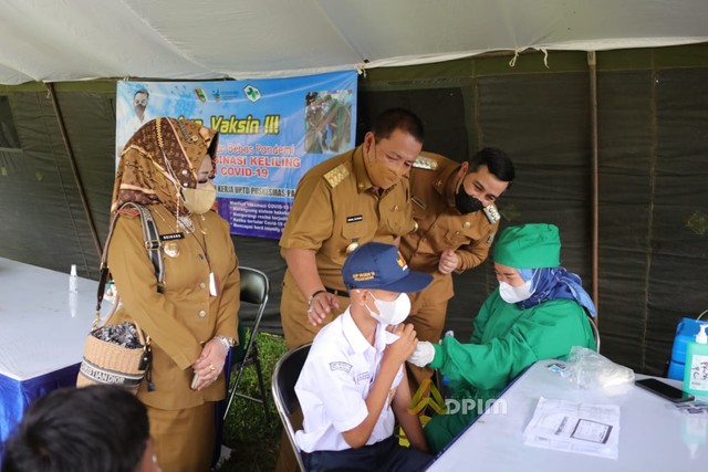 Gubernur Lampung Arinal Djunaidi bersama Bupati Pesawaran meninjau pelaksanaan vaksinasi COVID-19, Senin (20/12) | Foto : Ist