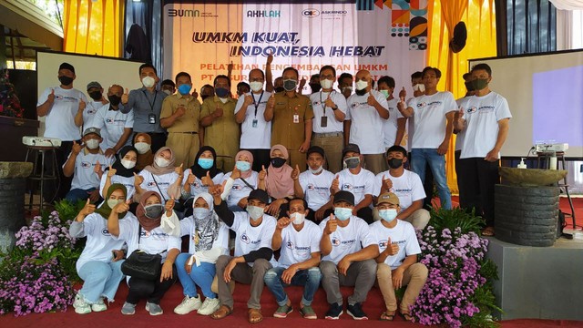 Para pelaku UMKM produk susu sapi Dusun Brau, Kota Batu, bersama para mentor dari PT Askrindo, Dinas Koperasi, Usaha Mikro dan Perdagangan dan Dinas Pariwisata Kota Batu. foto/ulul azmy