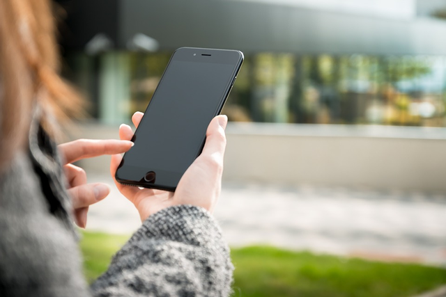 Ponsel merupakan perangkat yang kini menjadi bagian dari kehidupan manusia. Foto: Pexels.com