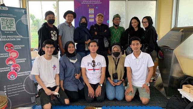 Foto Pengurus Desa Wisata Alamendah dan Kelompok Penulis yang terdiri dari Fariz Fardani Nurbaihaqi, Ghifary Ramadhan, Jovan Abdul Asyraf, Nenden Yayu Destiana, dan Silvia Septyani Koswara. Foto ini diambil selelah diskusi dan observasi mengenai case study di Desa Wisata Alamendah dari mata kuliah Perilaku Konsumen Pariwisata dengan dosen pengampu Nuzsep Almigo M.Si., Ph.D. 