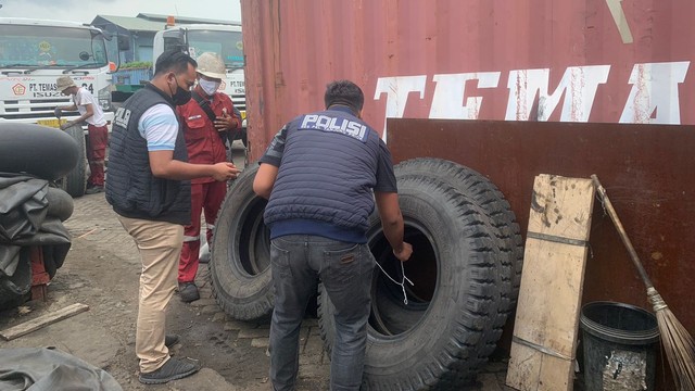 Barang bukti kasus tindak pidana pencurian dan penadahan 4 ban truck trailer di Tanjung Priok, Jakarta Utara, Senin (20/12). Foto: Dok. Istimewa