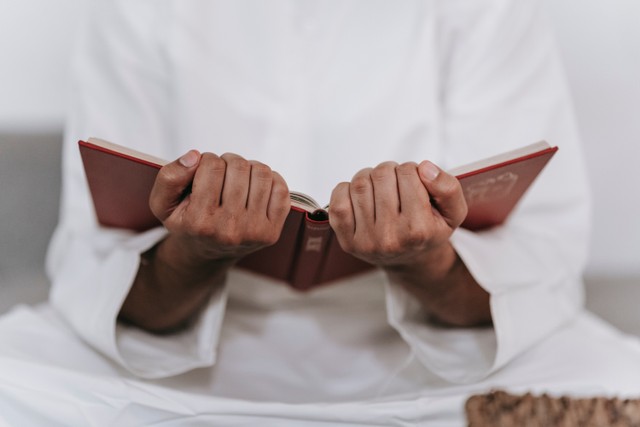 Ilustrasi bacaan doa akhir tahun Hijriyah agar menjadi pribadi yang lebih baik, sumber foto oleh Michael Burrows dari Pexels