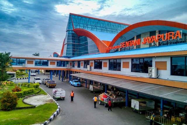 10 West Papua Airports That Plays Important Roles in Tourism and Economy (65022)