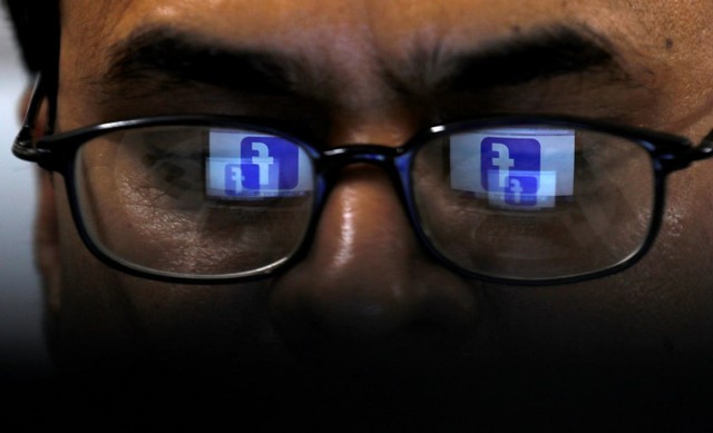 Ilustrasi pengguna Facebook. Foto: Reuters