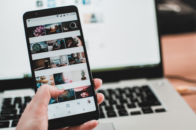 Ilustrasi seseorang sedang melihat feed Instagram. Foto: Pexels.com