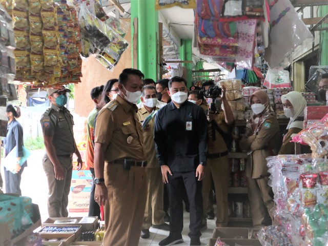 Bupati Belitung Timur, Burhanudin saat ikut dalam pengawasan pangan di Pasar Manggar.