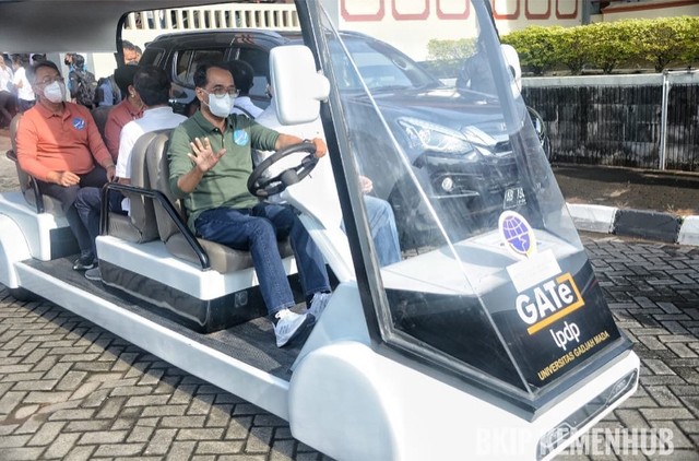 Menteri Perhubungan (Menhub) Budi Karya Sumadi sedang melakukan uji coba mobil listrik buatan UGM Foto: Dok. Kemenhub