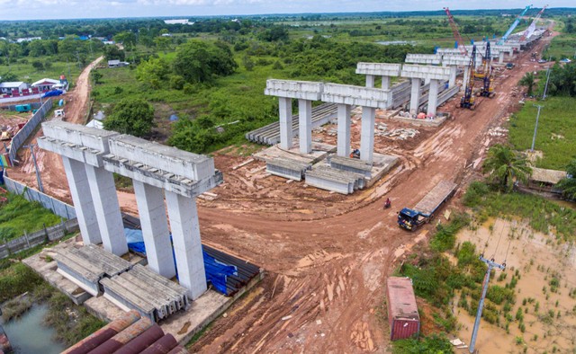 Foto udara pengerjaan proyek Jalan Tol Trans Sumatera ruas Kayu Agung-Palembang-Betung (Kapal Betung) seksi II Jalintim-Musi Landas di Desa Pulo Kerto, Gandus, Palembang, Sumatera Selatan. Foto: Nova Wahyudi/ANTARA FOTO