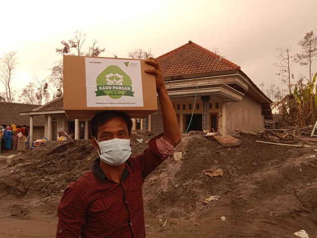 Pembagian kado pangan dari tim DMC Dompet Dhuafa kepada penyintas erupsi semeru di Lumajang, Jawa Timur (Sabtu, 18/12). Dok DMC Dompet Dhuafa.