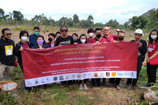 Young Buddhist Association Bangun Hunian Sementara untuk Korban Erupsi Semeru