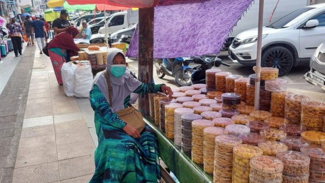Penjual kue kering di Jalan Ahmad Yani Kota Jayapura. (BumiPapua.com/Qadri Pratiwi) 