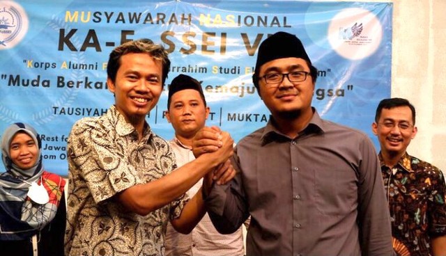 Foto : Serah Terima Dari Akhmad Akbar Susamto, S.E., M.Phil., PhD  sebagai Ketua Umum MPP KA-FoSSEI 2019-2021 ke Sidiq Haryono, S.E sebagai Ketua Umum MPP KA-FoSSEI 2021-2023