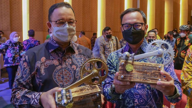 Wali Kota Bogor Bima Arya dan Gubernur DKI Jakarta Anies Baswedan menerima penghargaan dari Dewan Penasihat B2W Indonesia Akmal Malik di Gedung Perpustakaan Nasional, Jakarta, Selasa (21/12). Foto: Pemkot Bogor