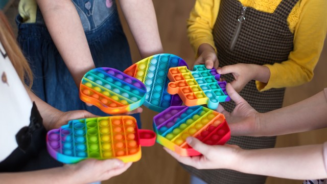 Ilustrasi mainan anak-anak warna-warni atau warna pelangi. Foto: Shutter Stock