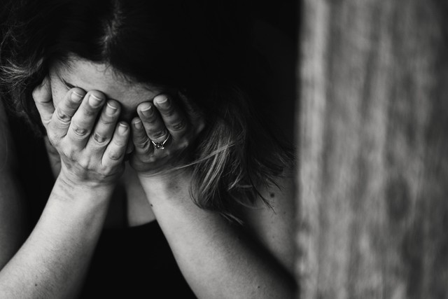 Ilustrasi, foto dari perempuan yang sedang menangis dan mencoba untuk mengontrol emosinya sendiri. (https://www.pexels.com/photo/grayscale-photography-of-crying-woman-568027/)