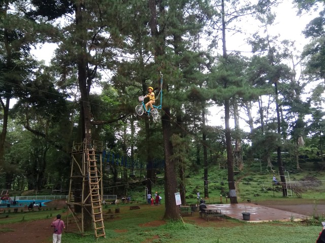 Tampak suasana alam di kawasan objek wisata Woodland Kabupaten Kuningan, Jawa Barat. (Andri)