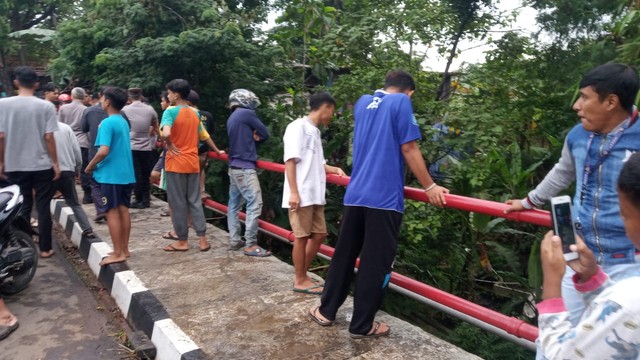 Seorang santri Pondok Pesantren Alfalah, Kampung Hegarmanah, Kecamatan Ciranjang, Kabupaten Cianjur, hanyut dan hilang terbawa arus Sungai Ciranjang, Selasa (21/12). Foto: Dok. Istimewa