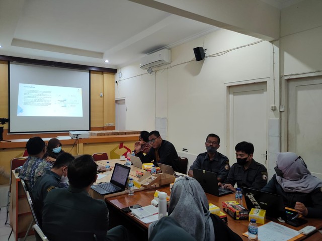 Pemaparan hasil riset KISP terkait evaluasi program desa/kalurahan anti politik uang di DIY (21/12) di Kantor Bawaslu DIY. Sumber foto: Jepretan Pribadi.