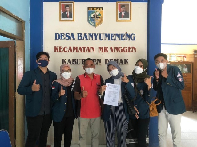 Mahasiswa KKN Tematik X ExoVillage Bersama Kepala Desa Banyumeneng. (Sumber : Pribadi)