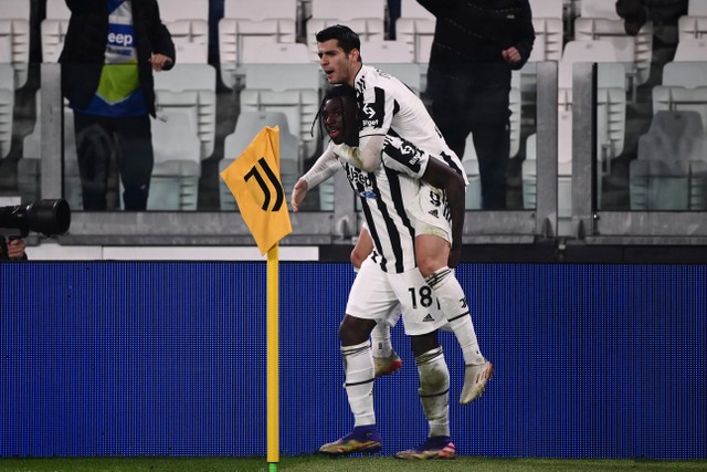 Selebrasi pemain Juventus Moise Kean dan Alvaro Morata usai mencetak gol ke gawang Cagliari pada pertandingan lanjutan Liga Italia di Stadion Allianz, Turin, Italia. Foto: Marco BERTORELLO / AFP