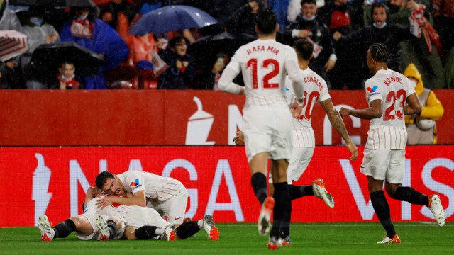 Selebrasi pemain Sevilla usai mencetak gol ke gawang FC Barcelona pada pertandingan lanjutan Liga Spanyol di stadion Ramon Sanchez Pizjuan, Sevilla, Spanyol.  Foto: Marcelo Del Pozo/REUTERS