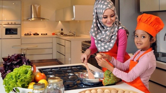 Ilustrasi ibu dan anak memasak di dapur. Foto: republika.co.id