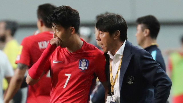 Son Heung-min dan Shin Tae-yong pada pertandingan sepak bola kualifikasi Piala Dunia Rusia 2018 melawan Iran di Stadion Piala Dunia Seoul di Seoul, Korea Selatan. Foto: Lee Jin-man/AP Photo