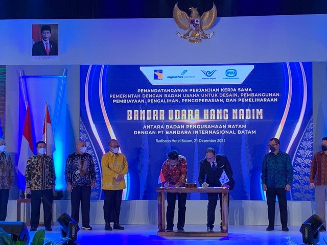 Kepala BP Batam, Muhammad Rudi dan Direktur Utama PT Bandara Internasional Batam, Pikri Ilham Kurniansyah saat menandatangani Perjanjian Kerjasama pengembangan Bandara Hang Nadim. (Foto: Margaretha/Batamnews)
