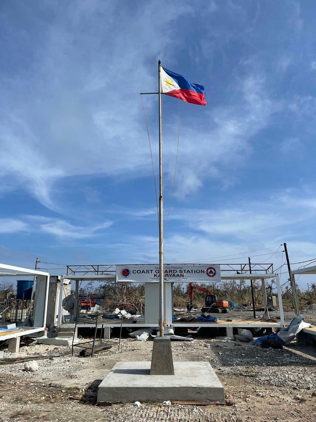 Bendera Filipina terlihat di stasiun Penjaga Pantai Filipina yang rusak setelah topan Rai, di Pulau Thitu yang diklaim Filipina, Laut Cina Selatan, Selasa (21/12). Foto: Philippine Coast Guard/Handout via REUTERS